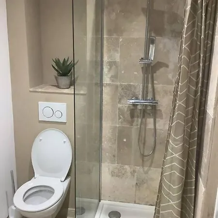 Deux Pieces Dans Le Vieil Safranier Antibes