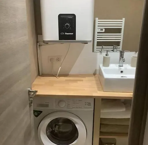 Deux Pieces Dans Le Vieil Safranier