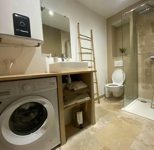 Deux Pieces Dans Le Vieil Safranier Antibes